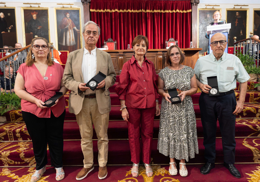 —Mª Elena Cantarino, Luis Miguel Lázaro, Rosa Mª Bo i Jesús Alcolea— amb la medalla rebuda, al costat de la rectora Maria Vicenta Mestre.